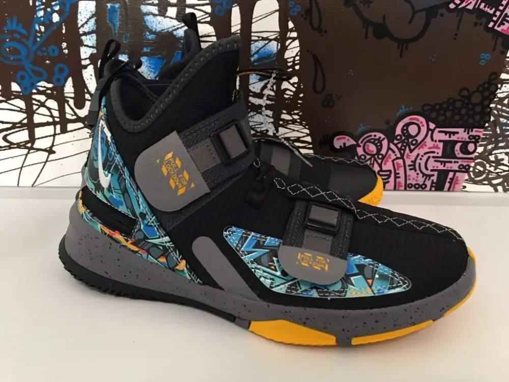 Alternative view of Giày Nike LeBron Soldier 13 Flyease GS 'Graffiti' AR7586-070