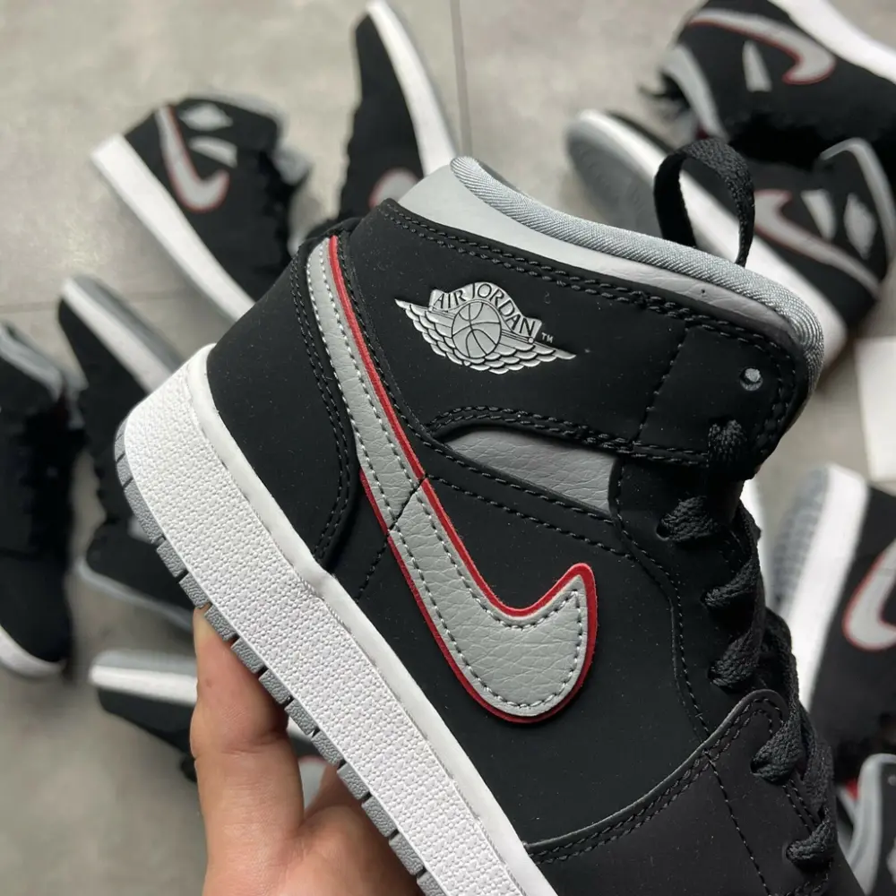 Alternative view of Giày Nike Air Jordan 1 Mid GS 'Black Particle Grey' 554725-060