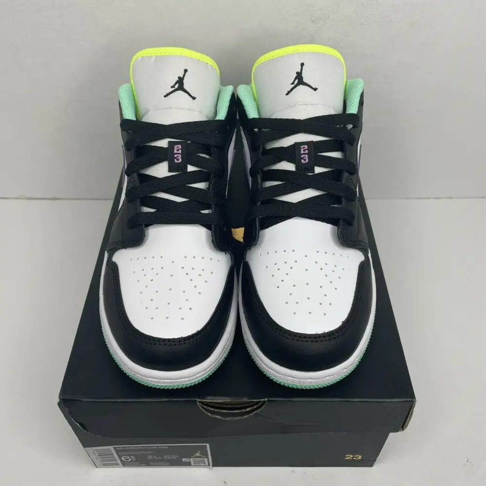 Giày Nike Air Jordan 1 Low GS 'White Violet Shock' 553560-151 - Ảnh 4