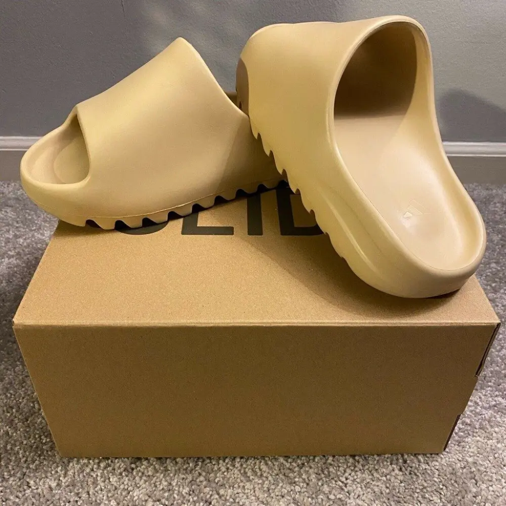 Alternative view of Dép Adidas Yeezy Slides 'Desert Sand' FW6344