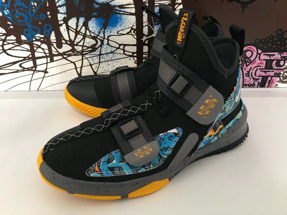 Alternative view of Giày Nike LeBron Soldier 13 Flyease GS 'Graffiti' CJ1317-070