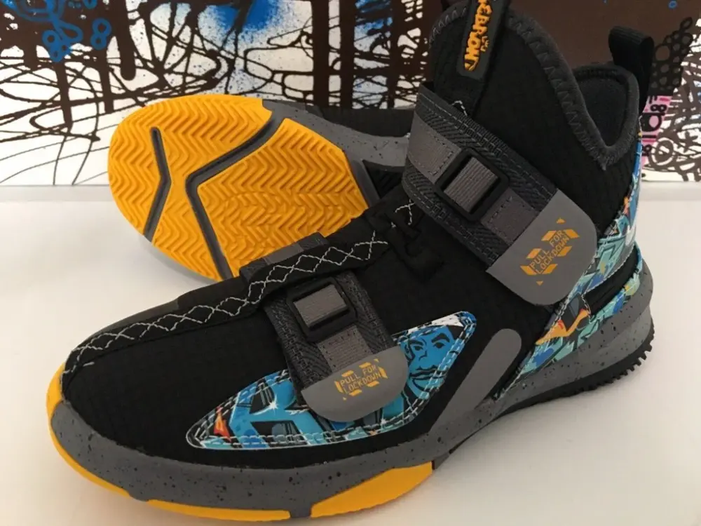 Giày Nike LeBron Soldier 13 Flyease GS 'Graffiti' AR7586-070 - Ảnh 3
