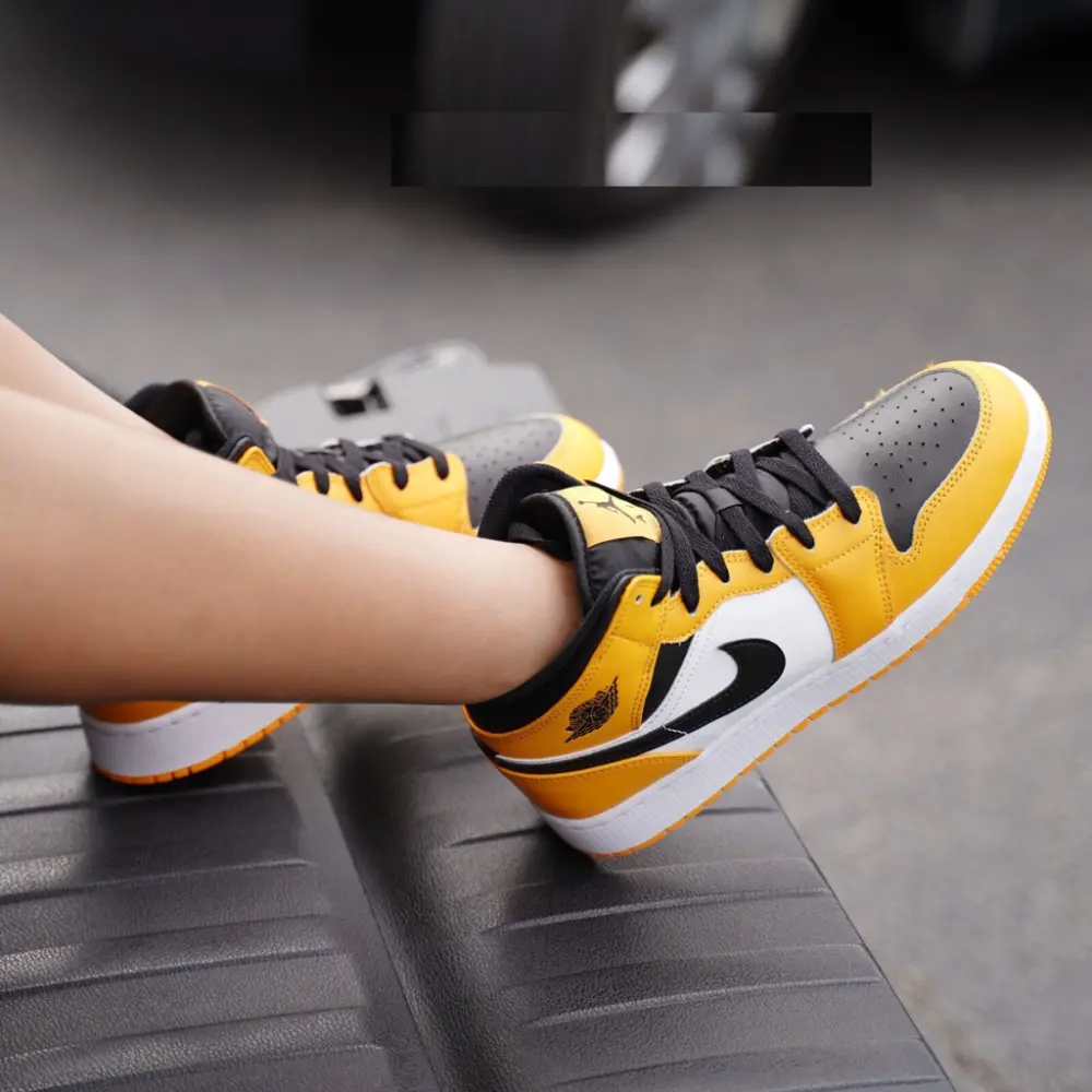 Alternative view of Giày Nike Air Jordan 1 Mid GS 'Taxi' 554725-701