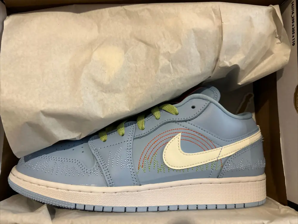 Alternative view of Giày Nike Air Jordan 1 Low SE GS 'Blue Stitch' DO8227-400