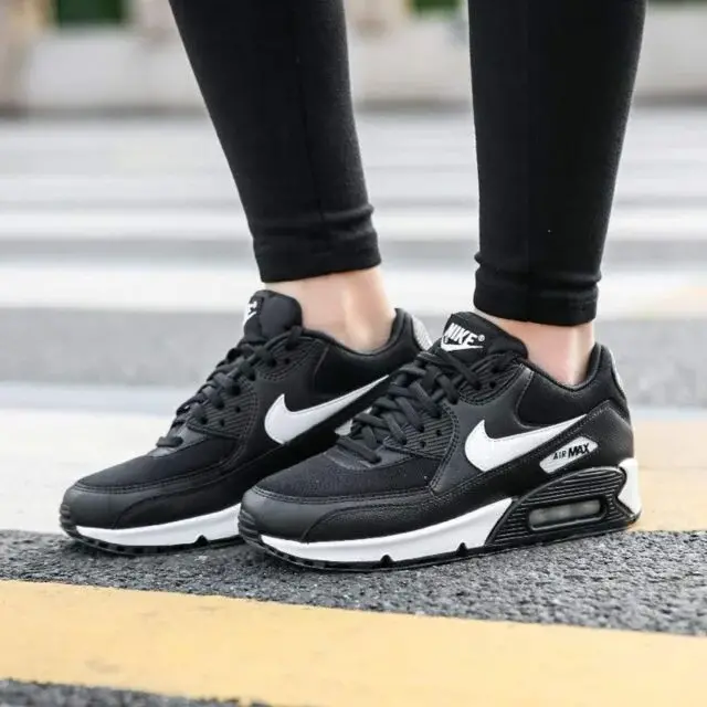 Alternative view of Giày Nike Wmns Air Max 90 'Black' 325213-047