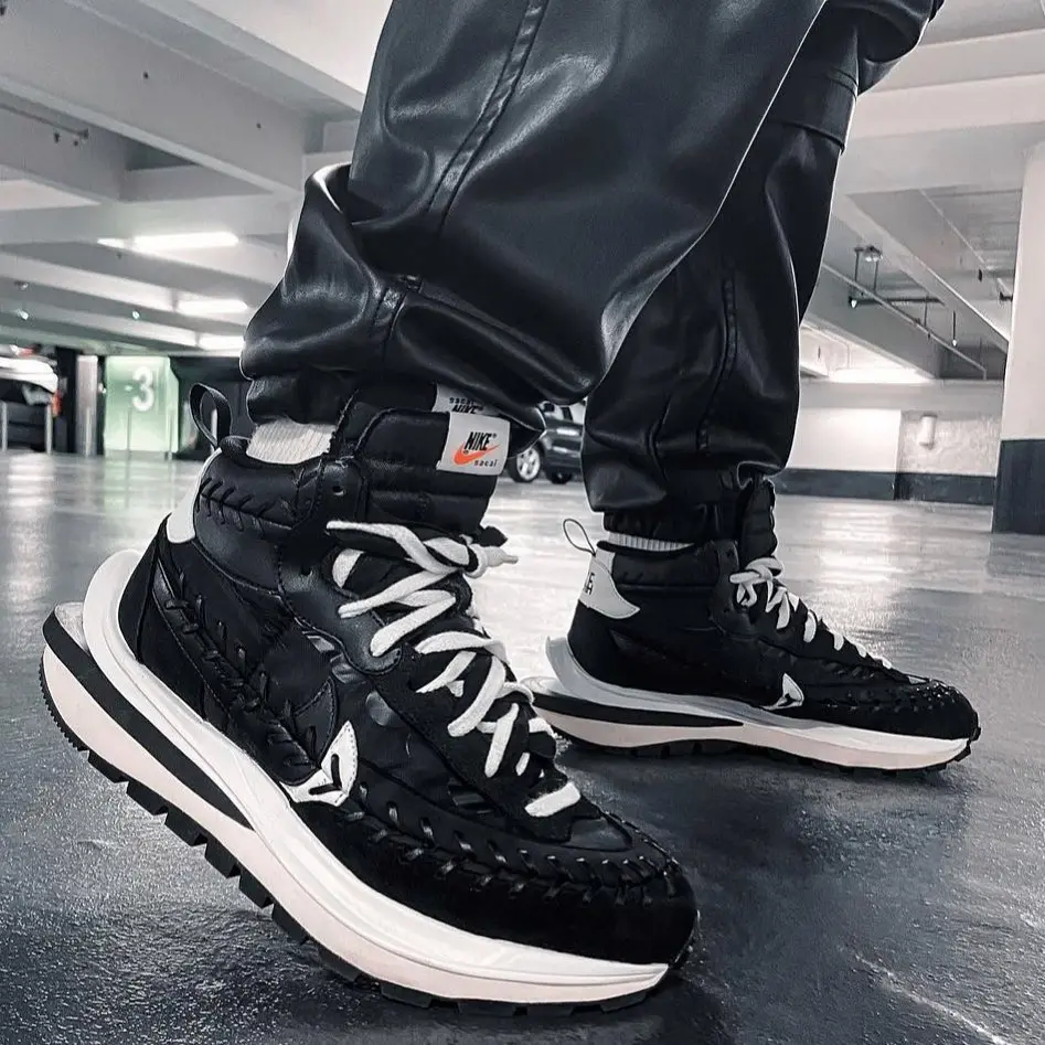 Alternative view of Giày Nike Vaporwaffle sacai Jean Paul Gaultier 'Black White' DH9186-001