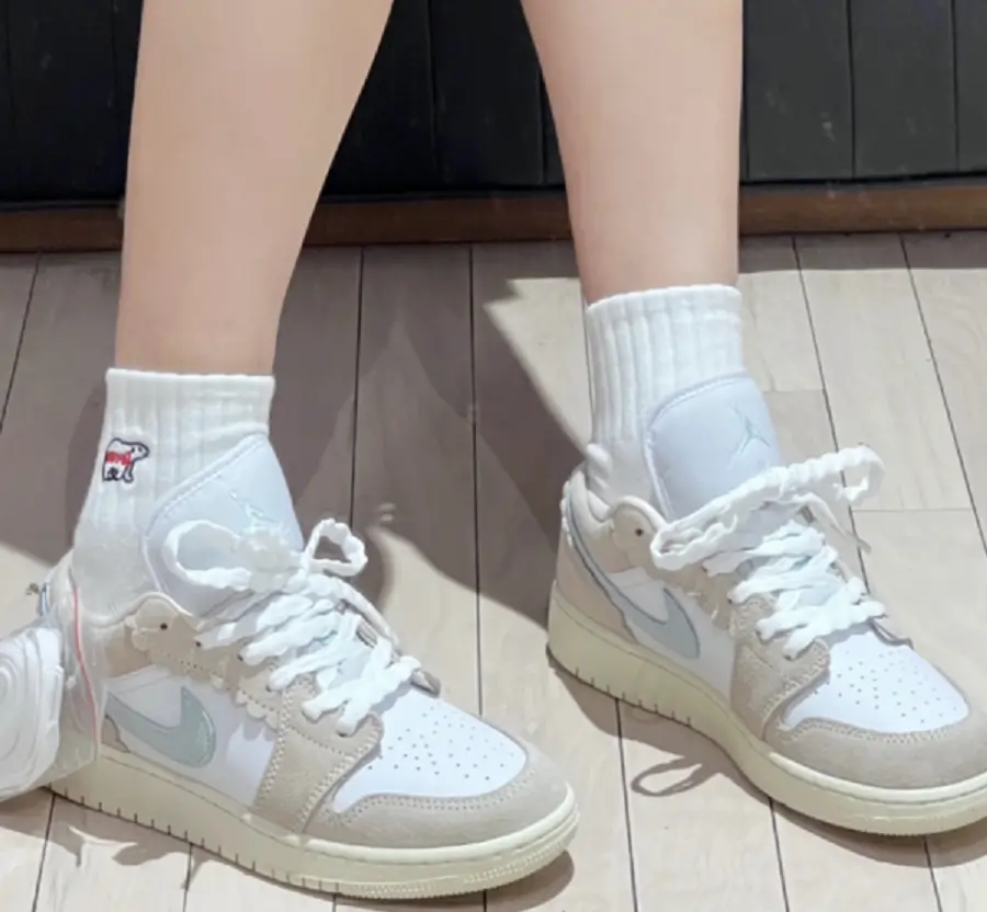 Alternative view of Giày Nike Air Jordan 1 Low SE GS ‘Scalloped Edge’ DZ5356-800