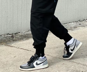 Alternative view of Giày Nike Air Jordan 1 Low "Shadow Toe" 553558-052