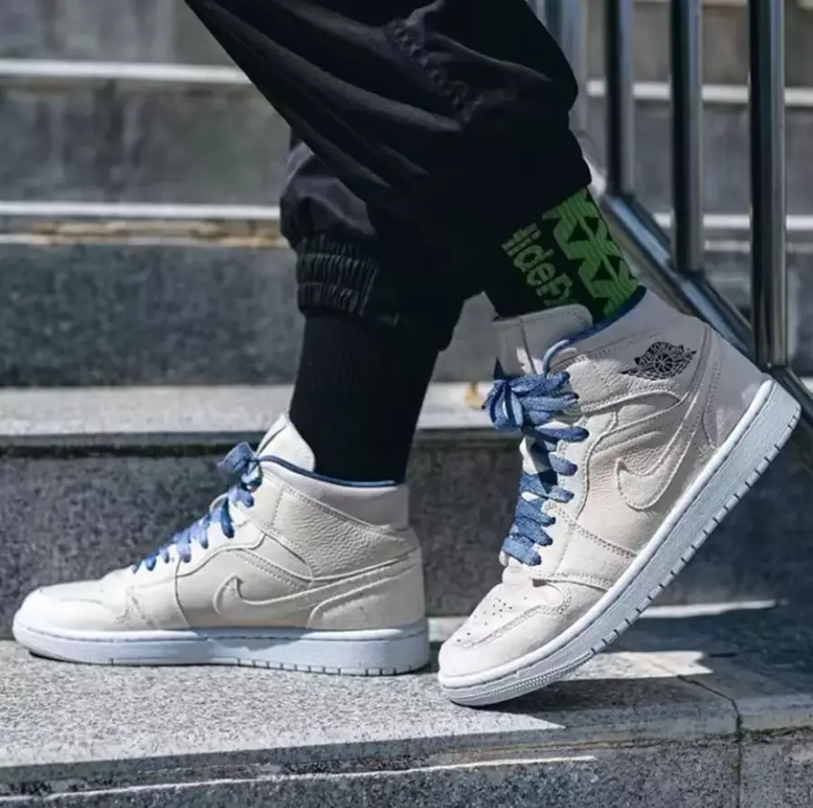 Alternative view of Giày Nike Air Jordan 1 Mid SE 'Sanddrift' DM9126-104