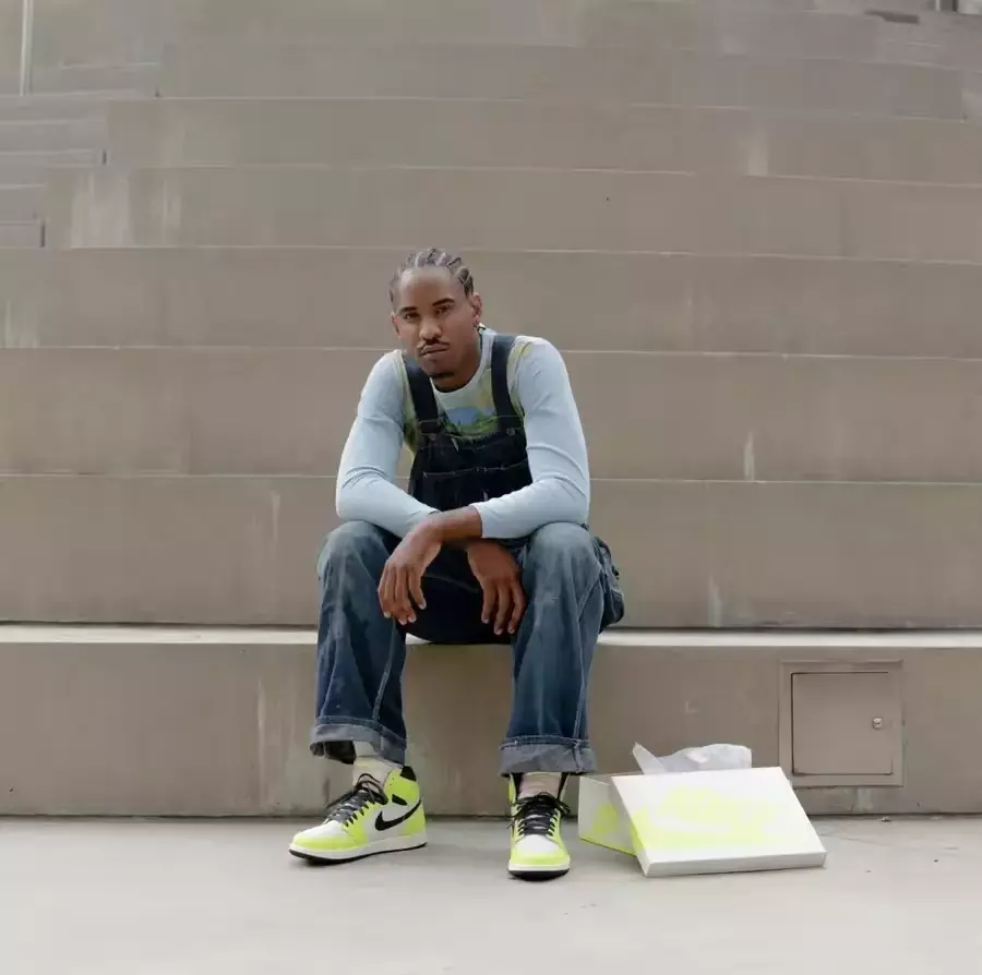 Alternative view of Giày Nike Air Jordan 1 Retro High OG 'Volt' 555088-702