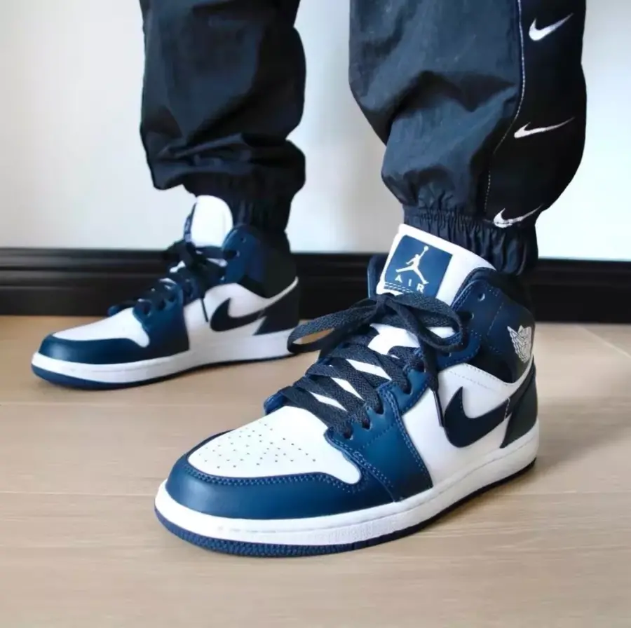 Alternative view of Giày Nike Air Jordan 1 Mid GS 'Armory Navy' 554725-411