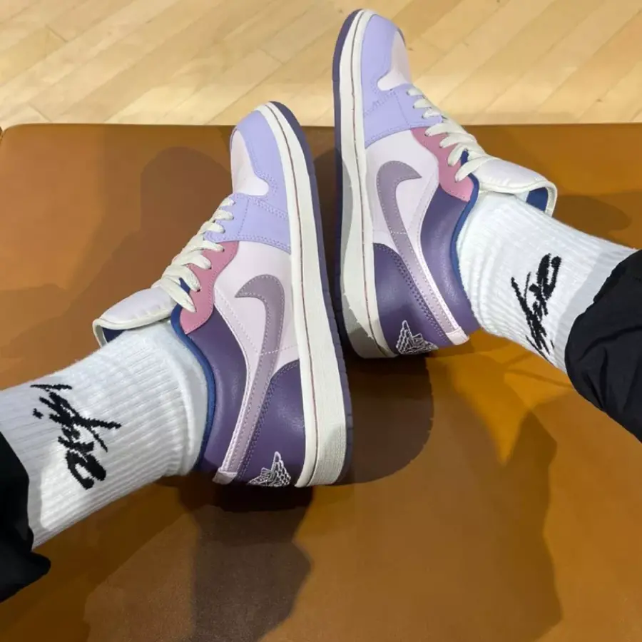 Alternative view of Giày Nike Air Jordan 1 Low 'Pastel Purple' DZ2768-651
