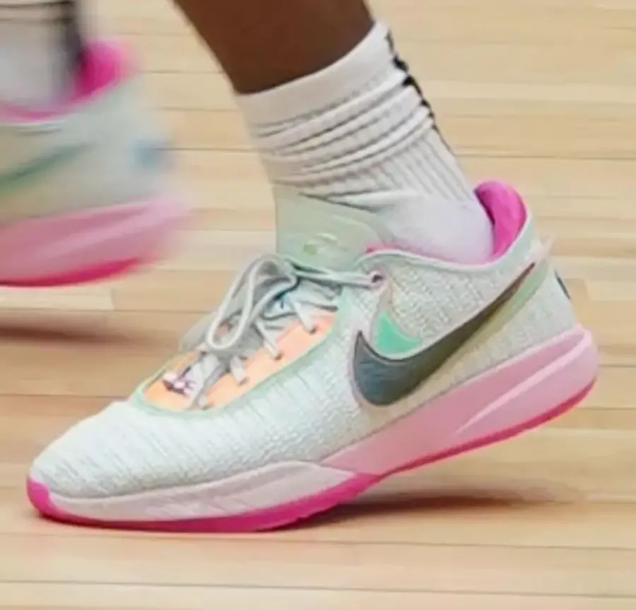 Alternative view of Giày Nike Lebron 20 'White Pink' DJ5423-300