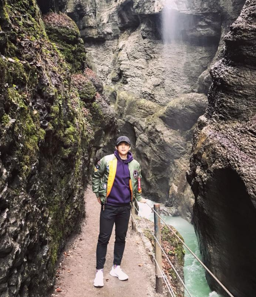 Giày Nike Epic React Flyknit 'Triple White' AQ0067-102 - Ảnh 5