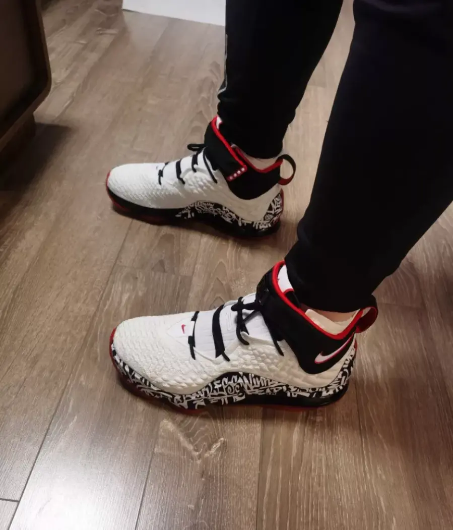 Alternative view of Giày Nike LeBron 17 'Graffiti' CT6047-100