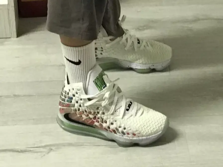 Alternative view of Giày Nike LeBron 17 'Air Command Force' BQ3177-100