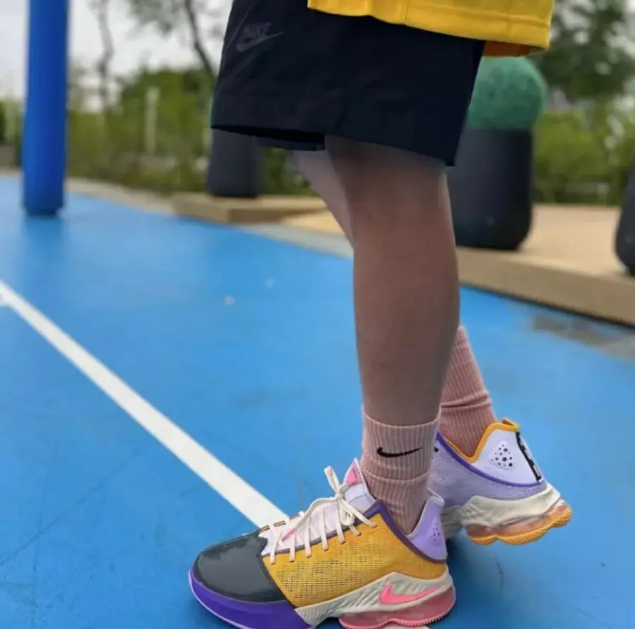 Alternative view of Giày Nike Lebron 19 Low 'Mismatch' DO9829-500