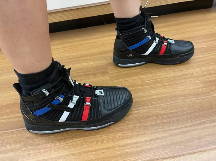 Alternative view of Giày Nike LeBron 3 'Black University Red' DO9354-001