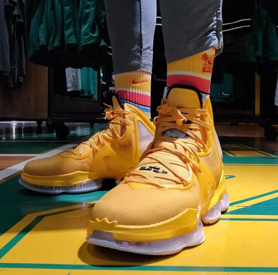 Alternative view of Giày Nike LeBron 19 Hard Hat 'Yellow' CZ0203-700