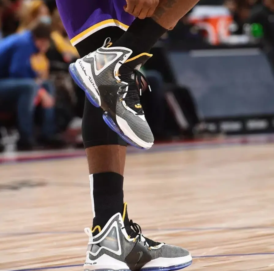 Alternative view of Giày Nike Lebron 19 'Hardwood Classic' DC9340-002