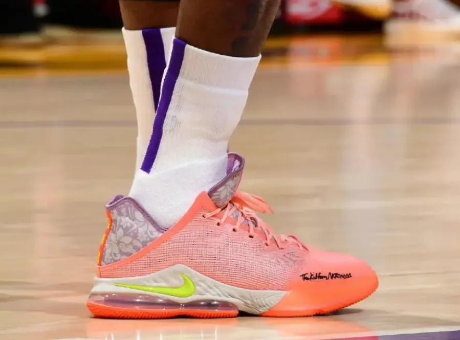 Alternative view of Giày Nike Lebron 19 Low 'Hawaii' DQ8344-600