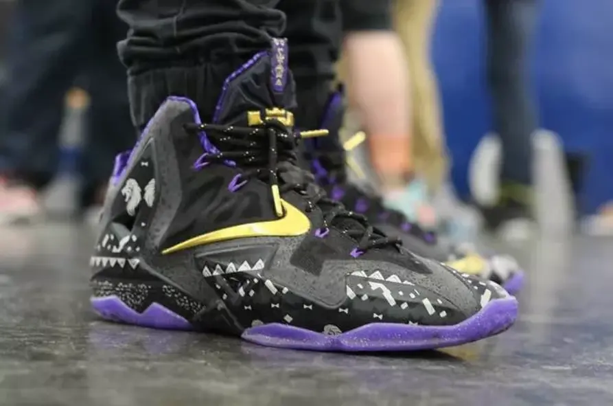 Alternative view of Giày Nike LeBron 11 'BHM' 646702-001