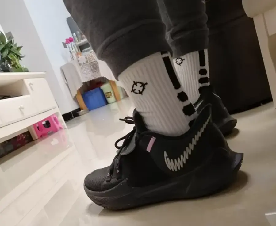 Alternative view of Giày Nike Kyrie Low 3 'Black Metallic Silver' CJ1286-002