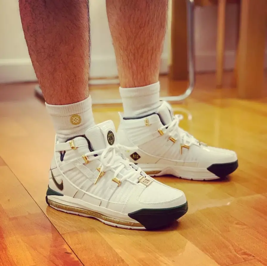 Alternative view of Giày Nike Zoom LeBron 3 QS 'SVSM Home' AO2434-102