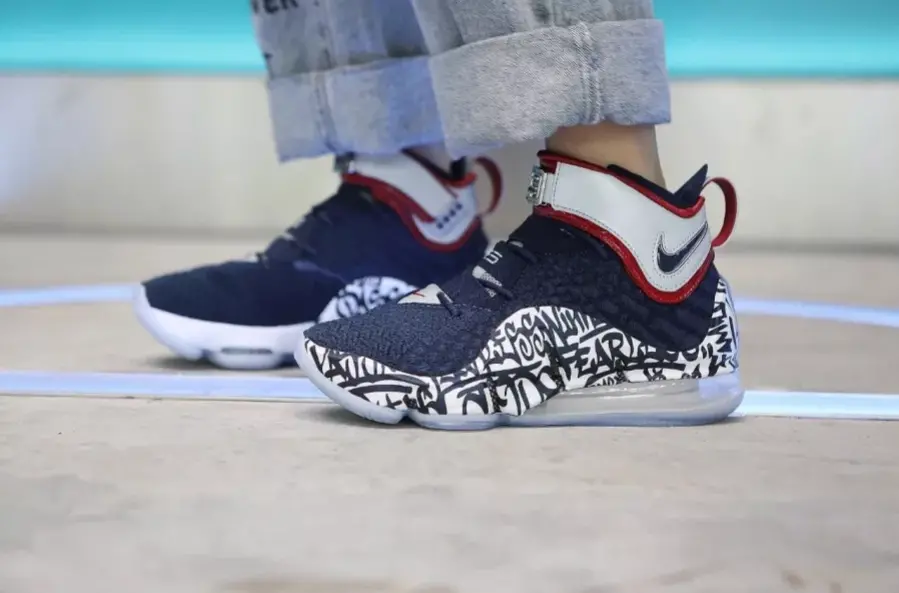 Alternative view of Giày Nike LeBron 17 EP 'Cold Blue Graffiti' CT6052-400