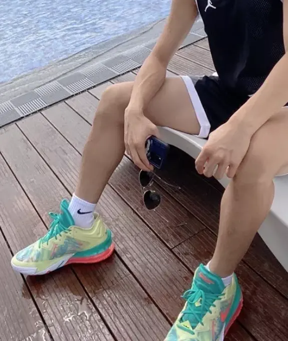 Alternative view of Giày Nike LeBron 18 Low EP 'LeBronold Palmer' CV7564-300