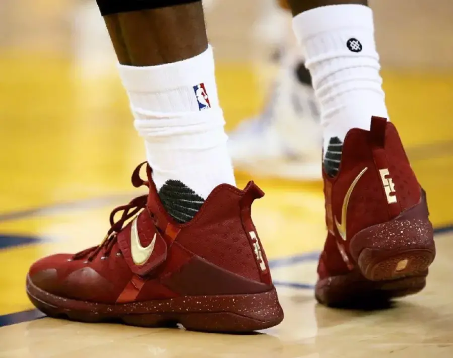 Alternative view of Giày Nike LeBron 13 'Greatness' 807219-690