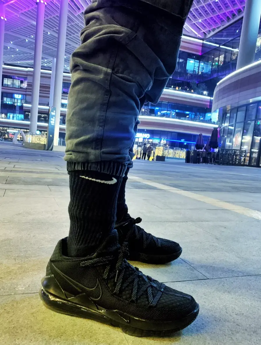 Giày Nike LeBron 17 Low 'Triple Black' CD5007-003 - Ảnh 3