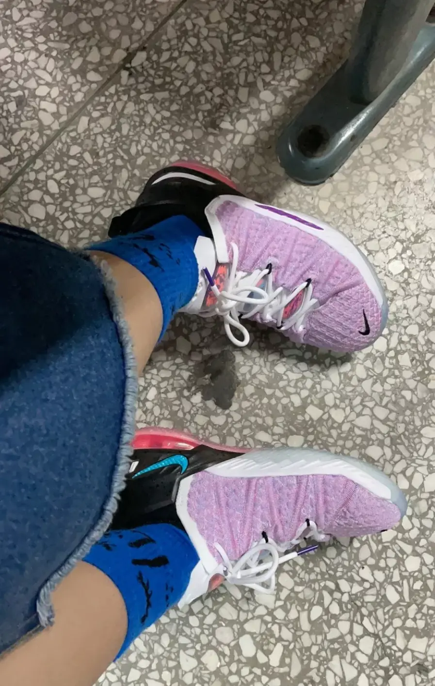 Alternative view of Giày Nike LeBron 18 GS 'Graffiti' CW2760-900