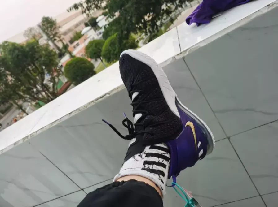 Alternative view of Giày Nike LeBron 18 'Lakers' CQ9283-004