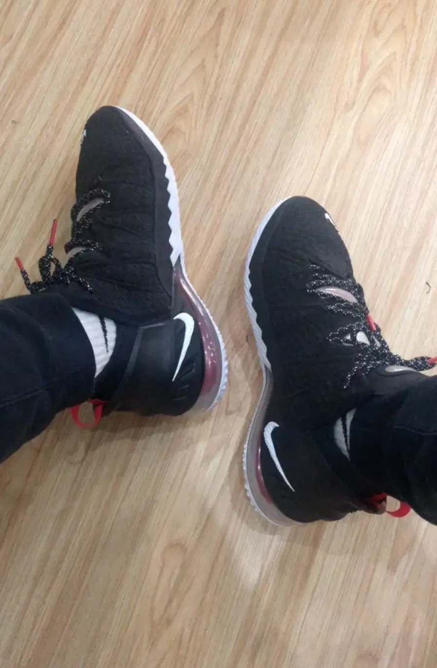 Alternative view of Giày Nike LeBron 18 'Black University Red' CQ9283-001