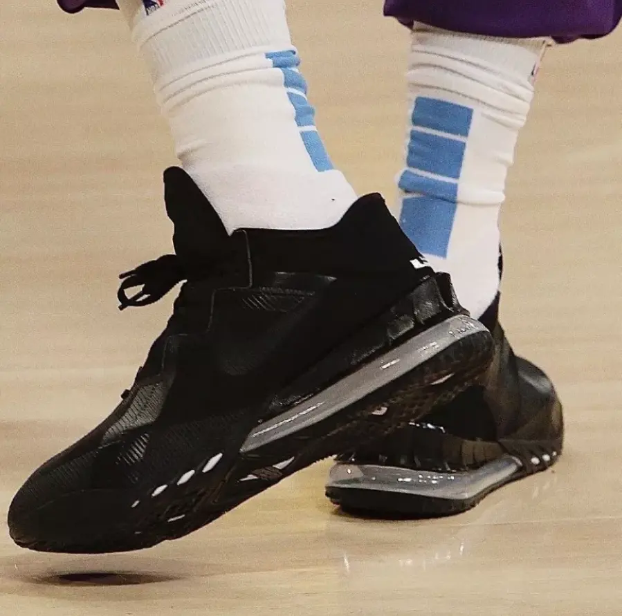 Giày Nike LeBron 18 'Black University Red' CQ9283-001 - Ảnh 4