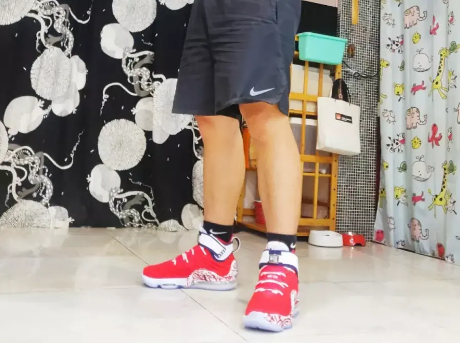 Alternative view of Giày Nike LeBron 17 EP 'Red Graffiti' CT6052-600