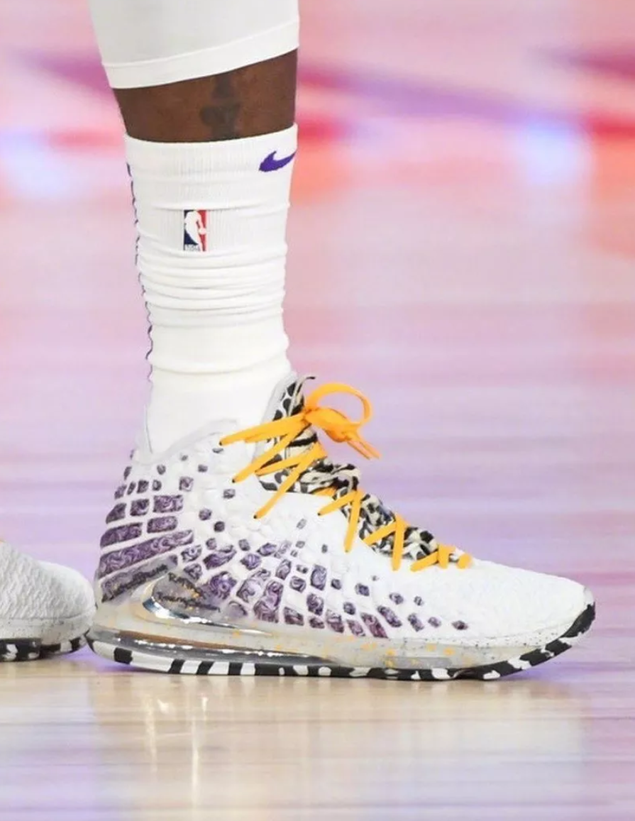 Giày Nike NBA 2K20 x LeBron 17 'Bron 2K Playoffs' Gamer Exclusive BQ3177-101 - Ảnh 3