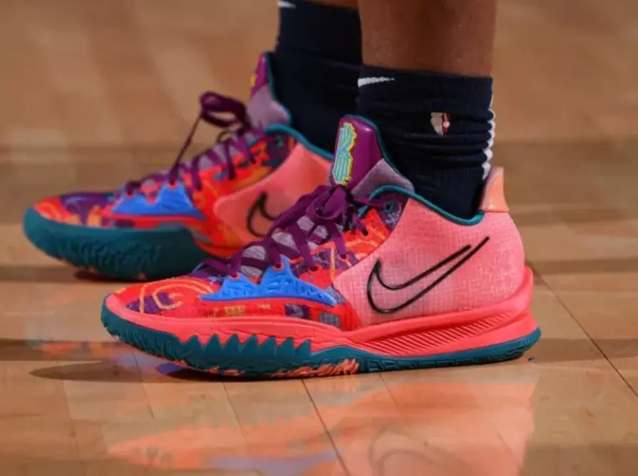 Alternative view of Giày Nike Kyrie Low 4 EP '1 World 1 People' CZ0105-600