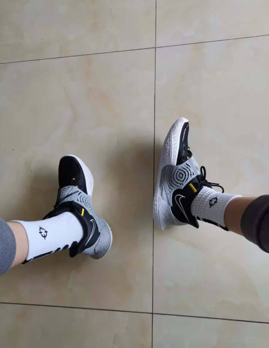 Giày Nike Kyrie Low 3 Team 'Black Wolf Grey' CW6228-004 - Ảnh 4
