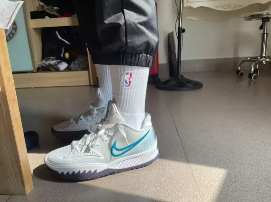 Alternative view of Giày Nike Kyrie 4 Low 'White Laser Blue' CZ0105-100