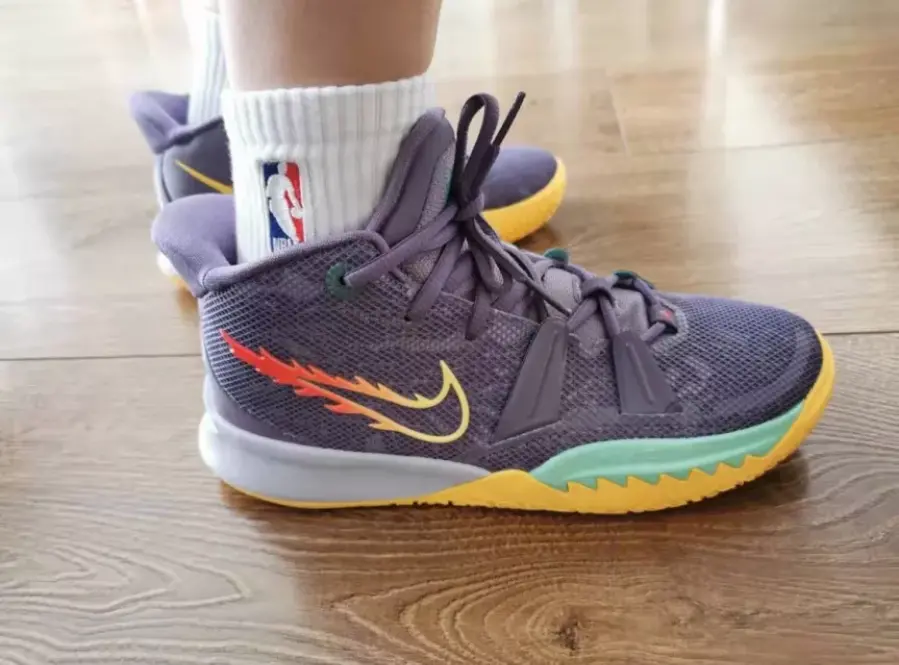 Alternative view of Giày Nike Kyrie 7 Daybreak (GS) CT4080-500
