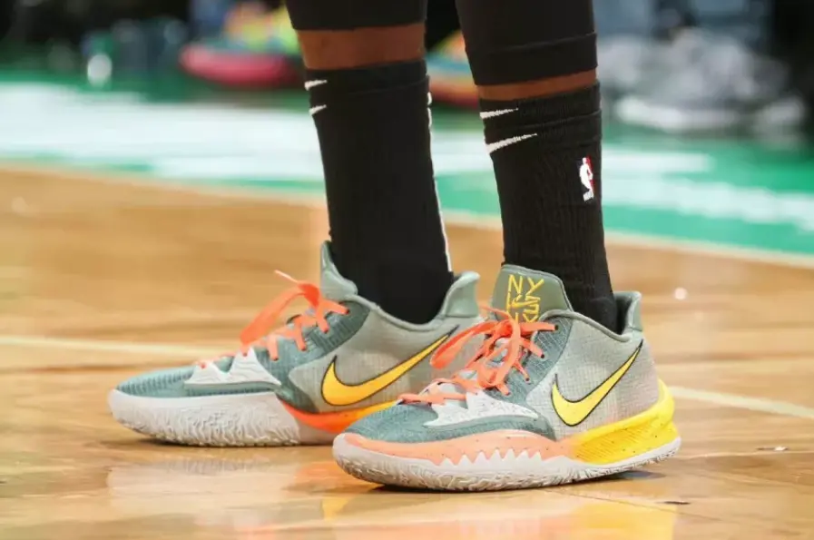 Alternative view of Giày Nike Kyrie Low 4 'Sunrise' CW3985-301