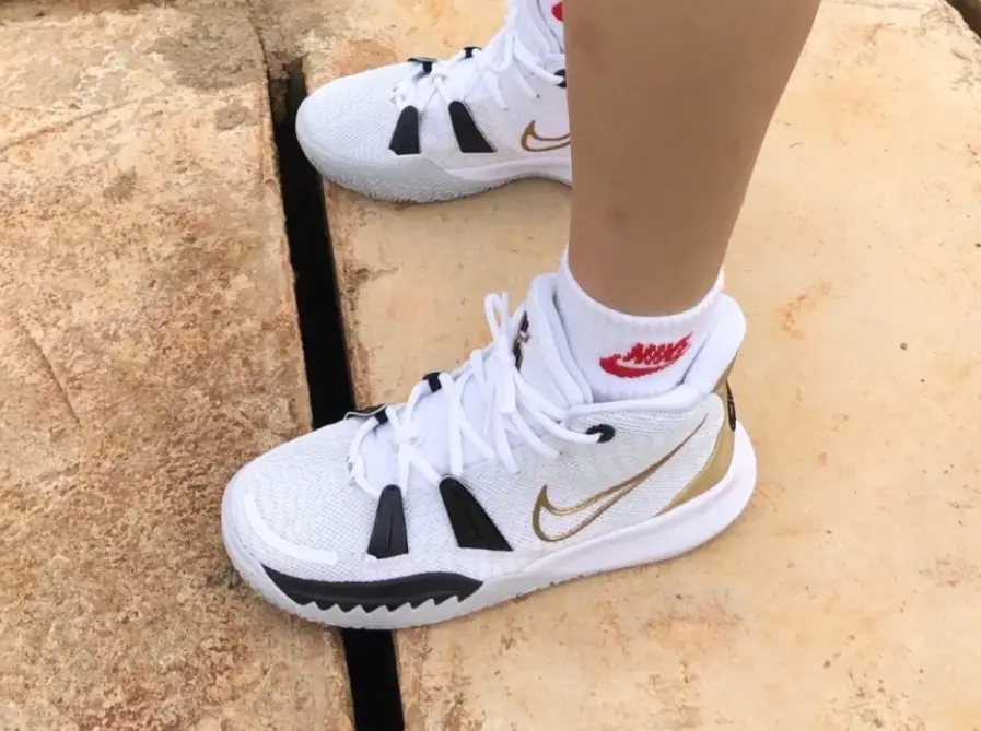 Alternative view of Giày Nike Kyrie 7 'NBA Final Rings' (GS) CT4080-101