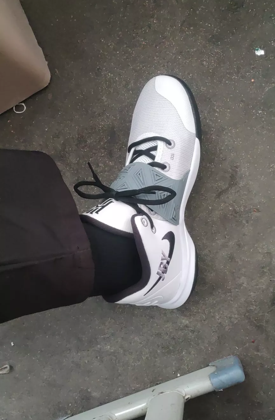 Giày Nike Kyrie Flytrap 3 GS 'White Black' BQ5620-102 - Ảnh 4