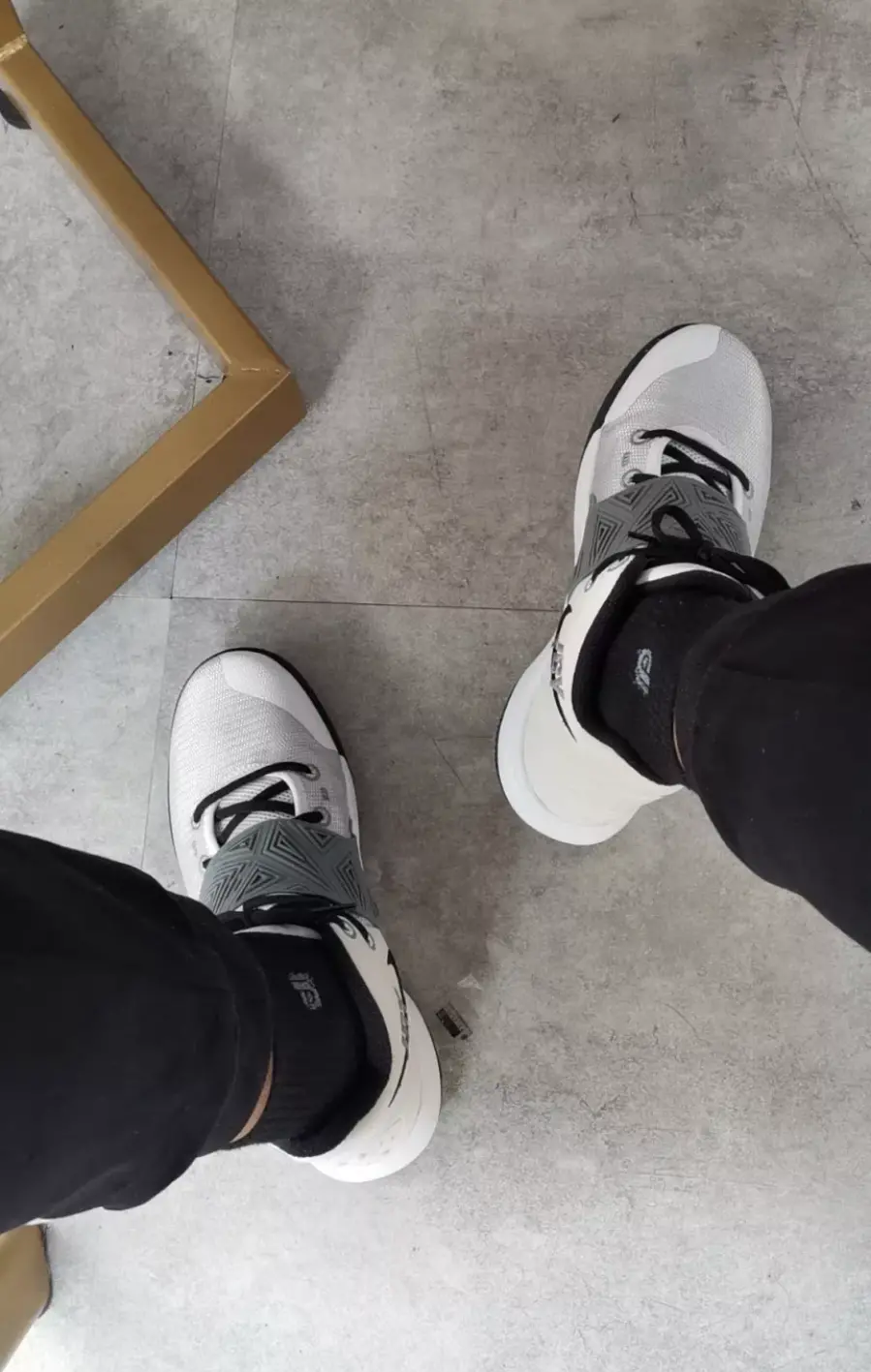 Alternative view of Giày Nike Kyrie Flytrap 3 GS 'White Black' BQ5620-102
