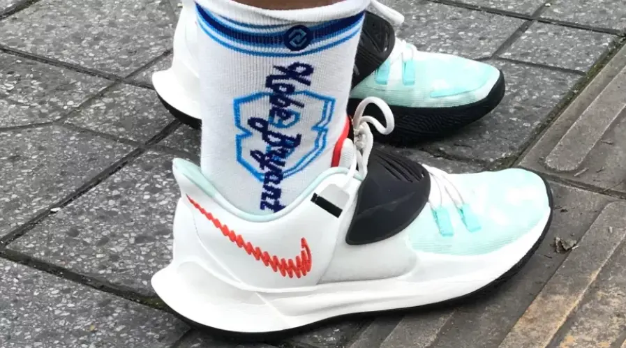 Alternative view of Giày Nike Kyrie Low 3 'Sail Team Orange' CJ1286-101