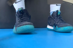 Alternative view of Giày Nike Kyrie 4 'Obsidian' 943806-401