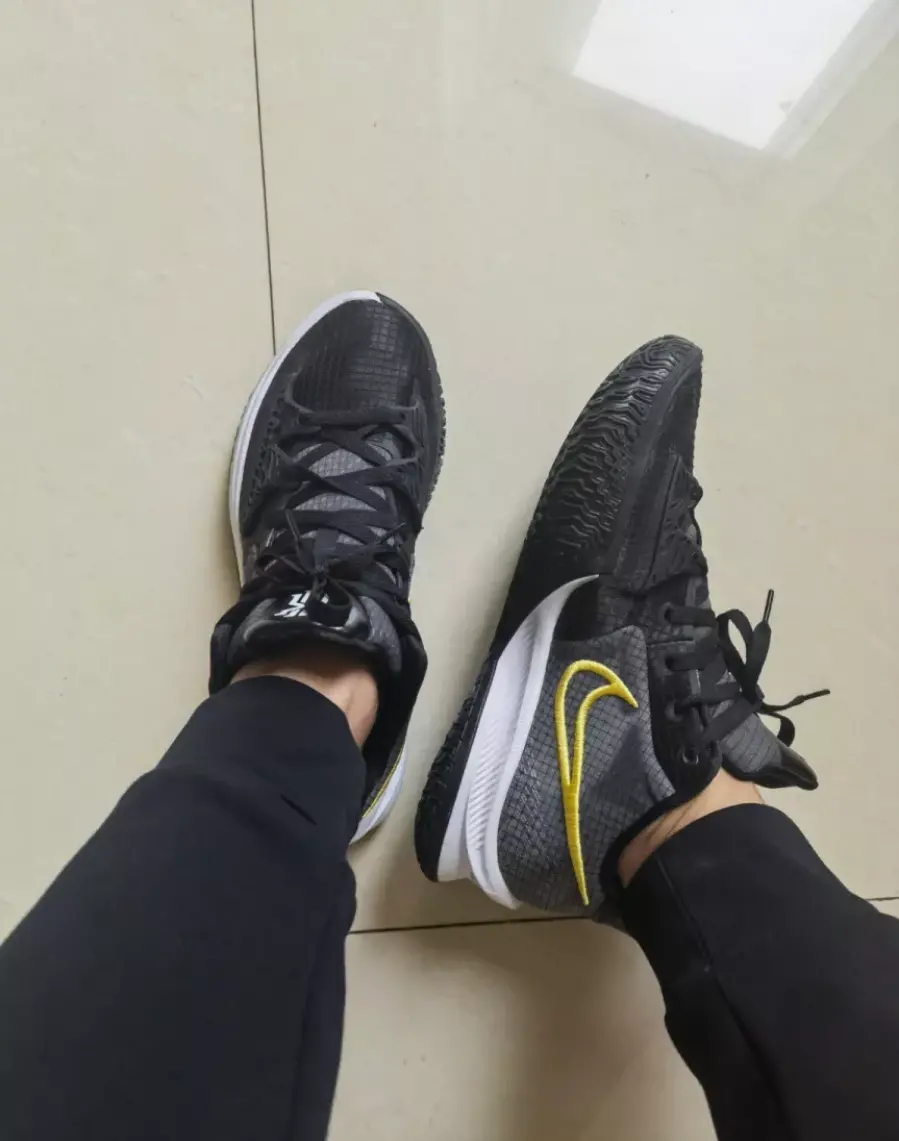 Alternative view of Giày Nike Kyrie Low 4 'Black Yellow White' CZ0105-001