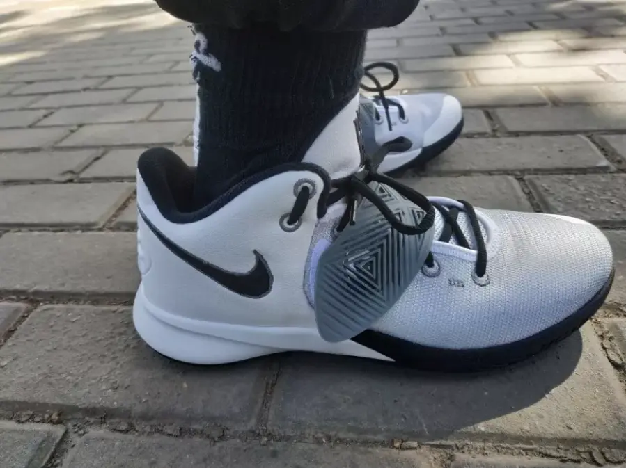 Alternative view of Giày Nike Kyrie Flytrap 3 EP 'White Cool Grey' CD0191-103